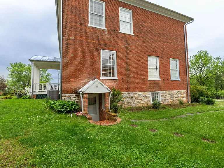 568 Smithfield Ln — Photo 21