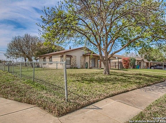 3rd image of 1815 Dellhaven Dr