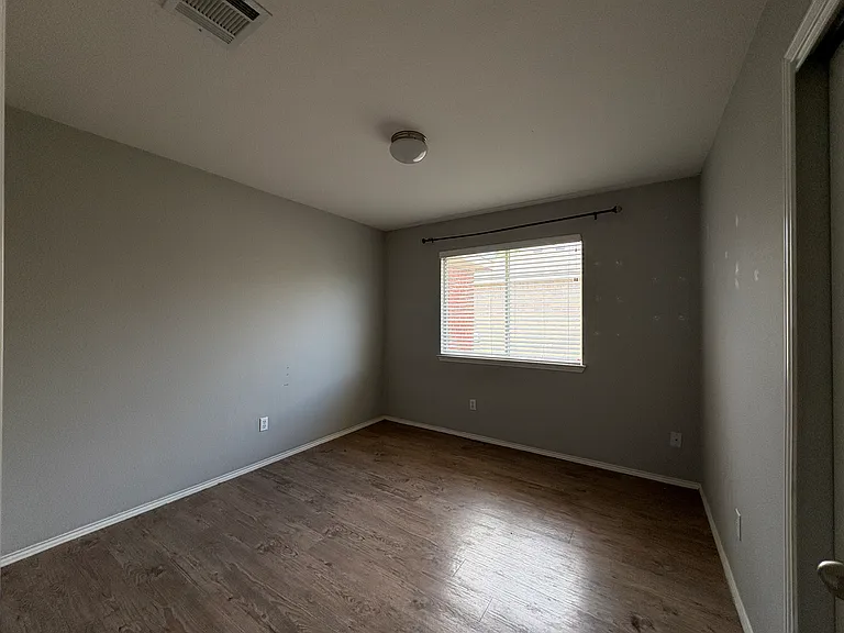 1034 W South St — Photo 17