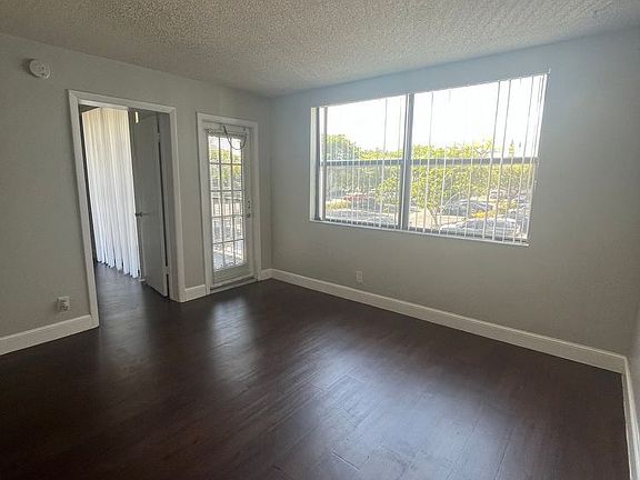 3rd image of 728 Executive Center Dr APT 29