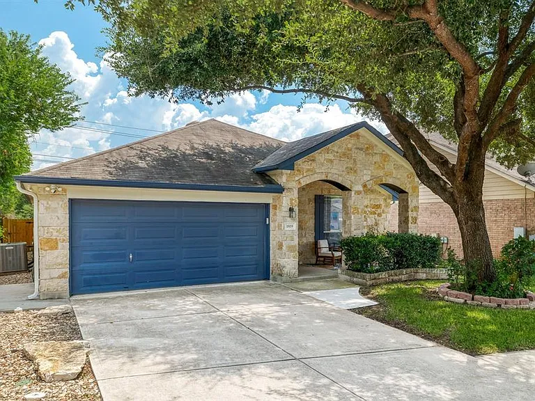 1819 Melissa Oaks Ln — Photo 2