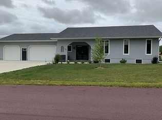 102 Van Amber St W, Welcome, MN 56181