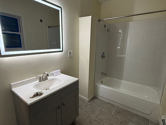 4th image of 470 Laurel Hill Ave Floor 2