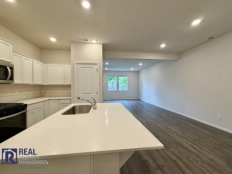 873 N 19th Ave — Photo 7