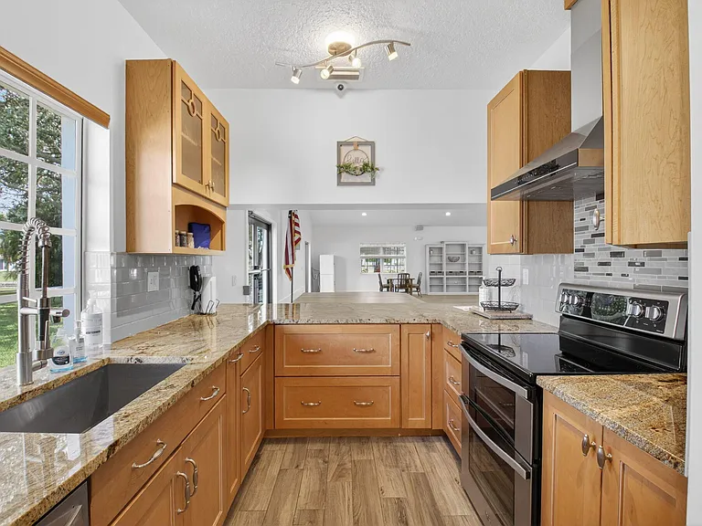7558 Ironbridge Cir — Photo 175