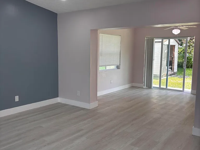 450 SW Eyerly Ave — Photo 5