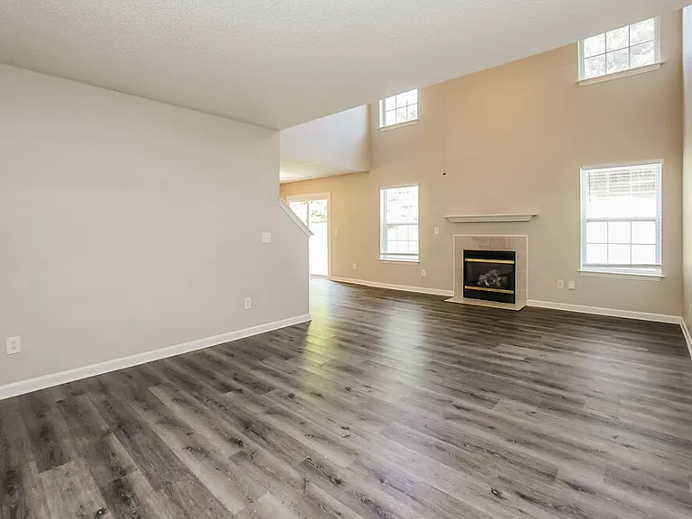 555 River View Dr — Photo 4