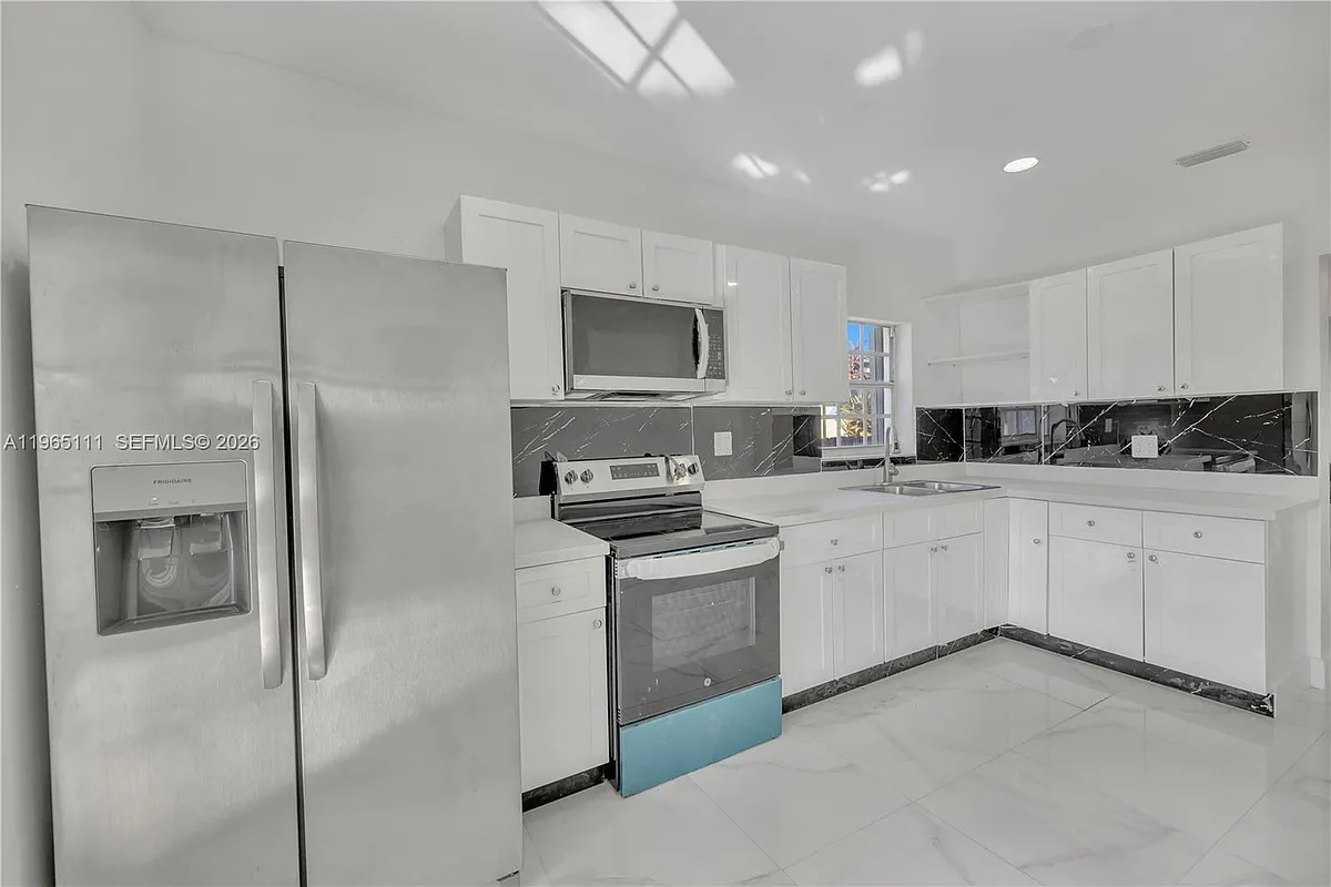Building Photo - 536 NW 25th Ave #A
