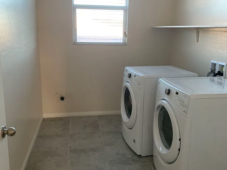 933 Kimbark Ave — Photo 9