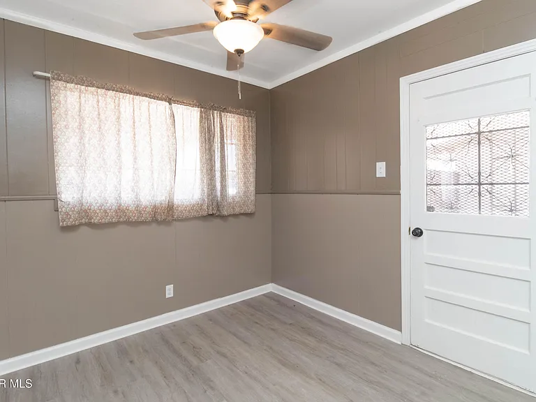 321 Walsh Ln — Photo 20