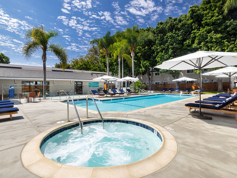 Resident Hot Tub | Apartments in Huntington Beach, CA | The Breakwater Apartment