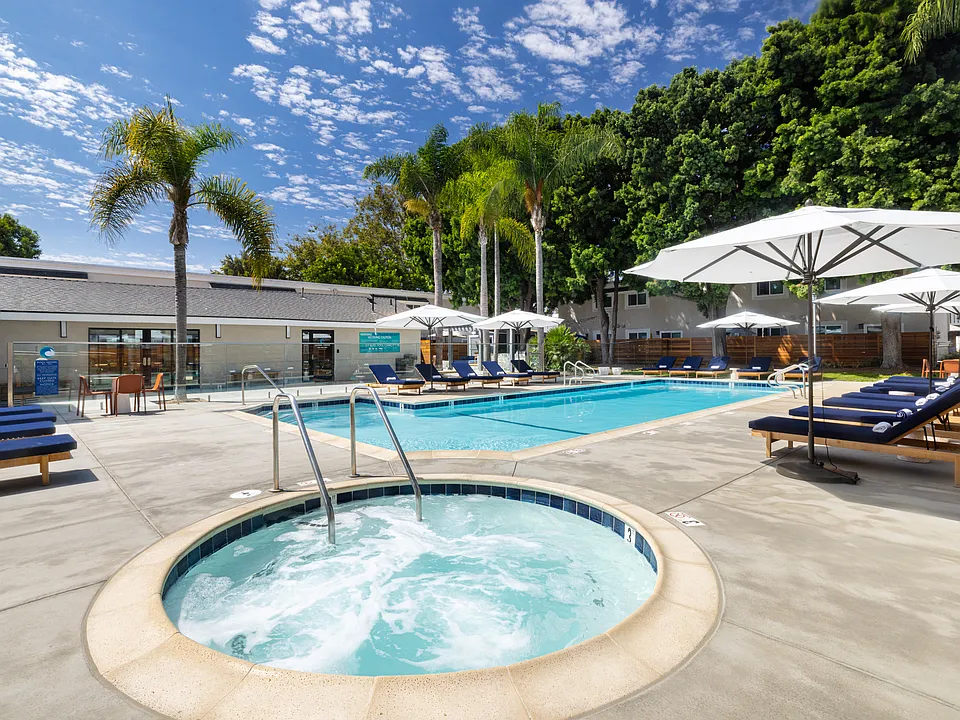 Resident Hot Tub | Apartments in Huntington Beach, CA | The Breakwater Apartment