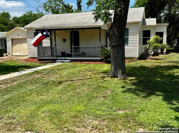 718 E Oak St, Uvalde, TX 78801