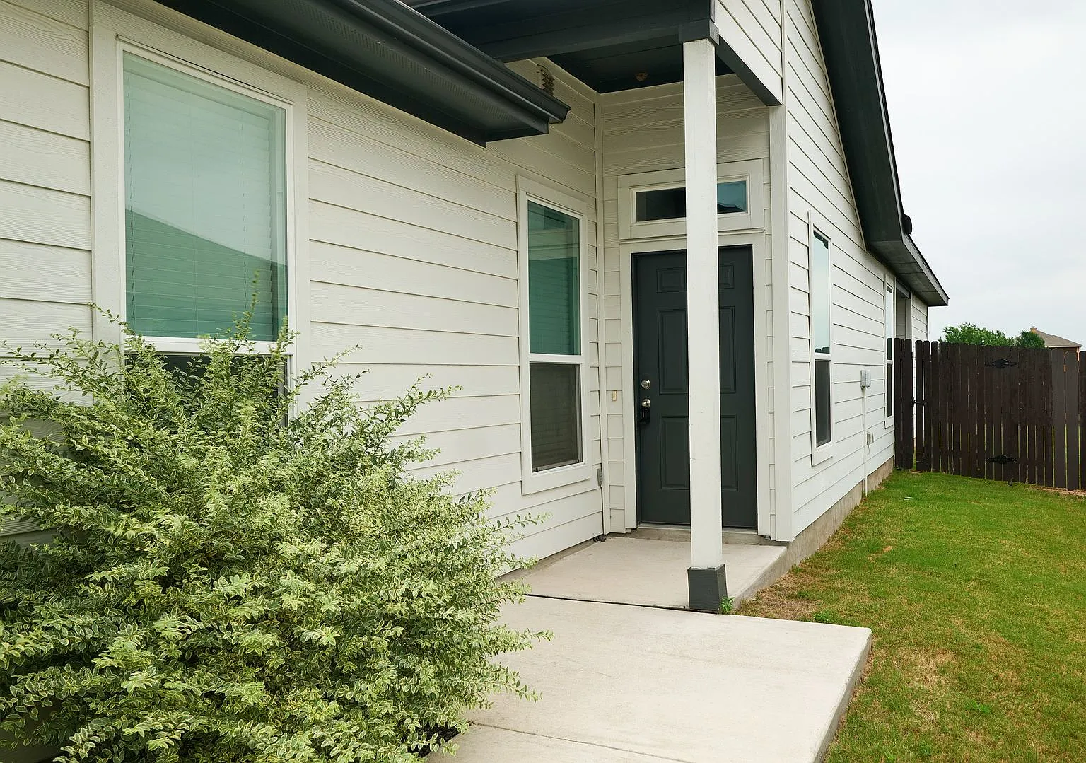 Stunning 3x2 Luxury Duplex in Buda, TX! — Photo 4