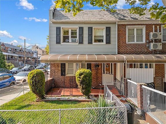 2nd image of 2949 Avenue