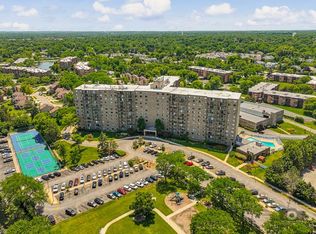 6340 Americana Dr APT 214, Willowbrook, IL 60527