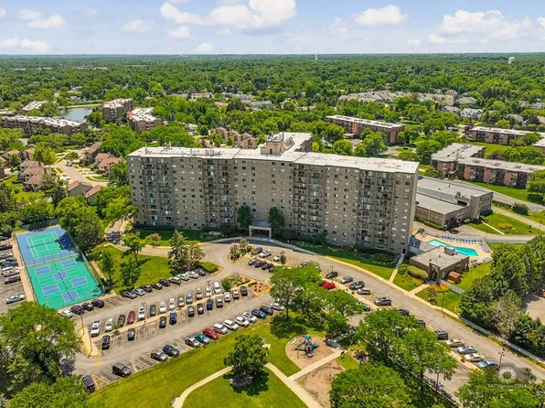 6340 Americana Dr APT 214, Willowbrook, IL 60527