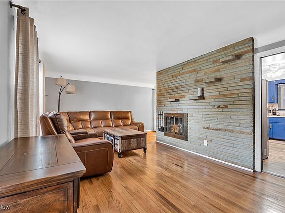 4th image of 23970 Glenbrook Blvd