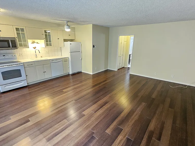 2130 N Beachwood Dr #3 — Photo 6
