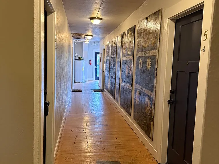 157 NE Main St — Photo 3