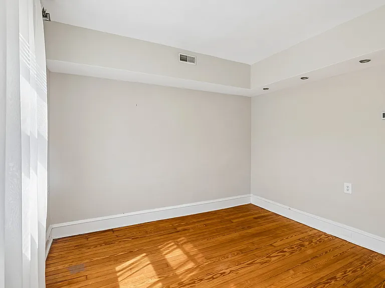 527 S 7th St — Photo 17