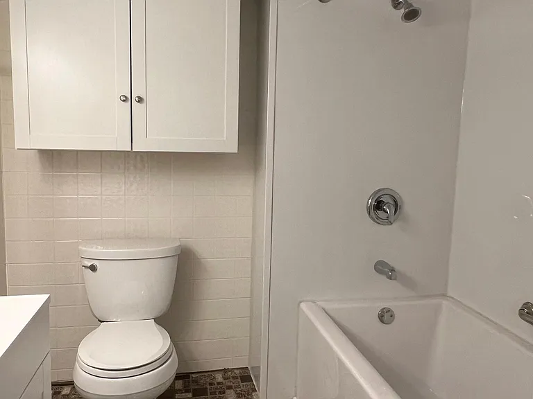 Lower level full bath, soaking tub, extra storage