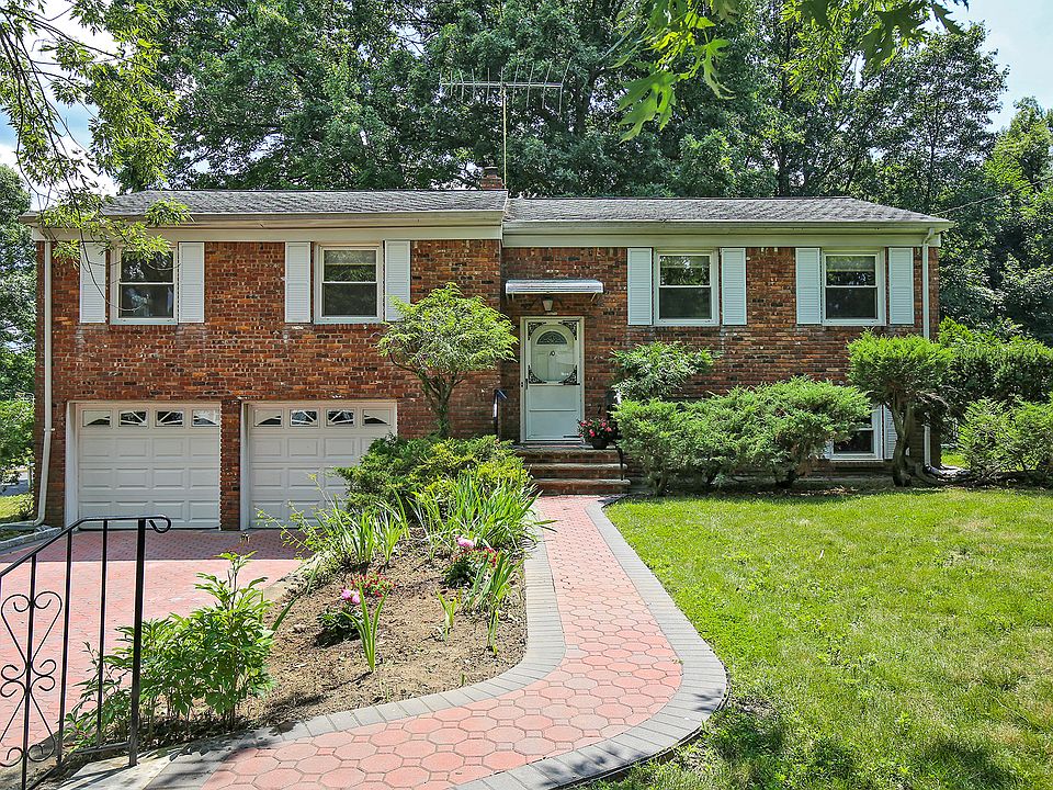 1st image of 10 Ashwood Dr
