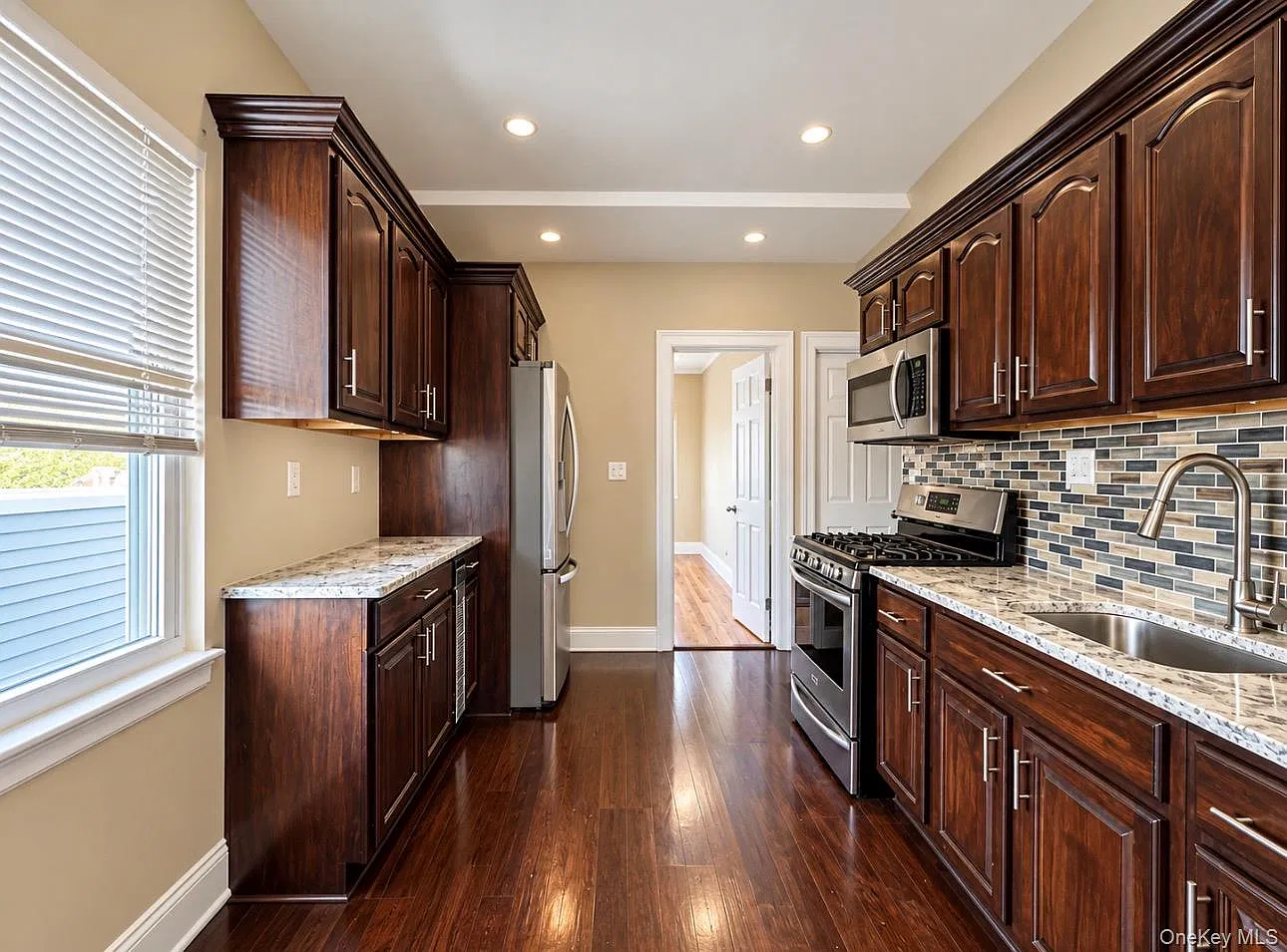 3 bed, 1.0 bath, 900 sqft, $3,500 — Photo 3