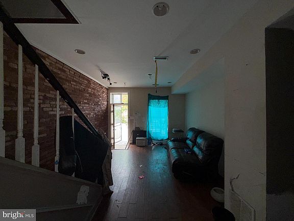 3rd image of 404 N Montford Ave
