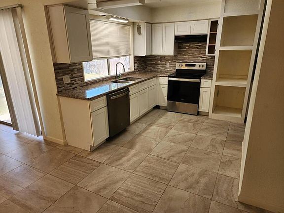 3rd image of 4935 Blueberry Hill Dr