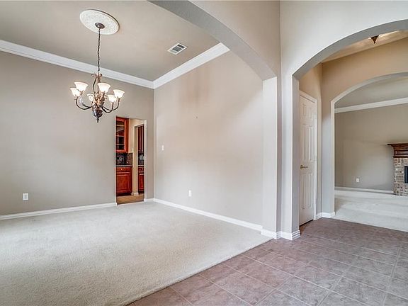 4th image of 640 Woodland Way