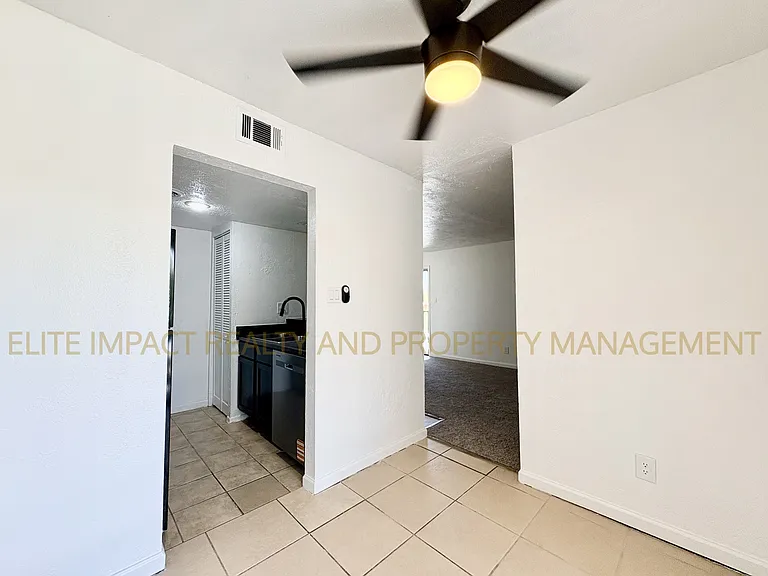 1620 N Wilmot Rd — Photo 7