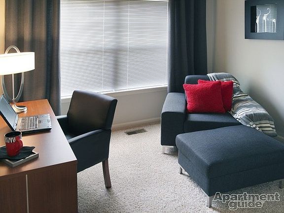 5th image of 3225 Longwood Ln APT 101