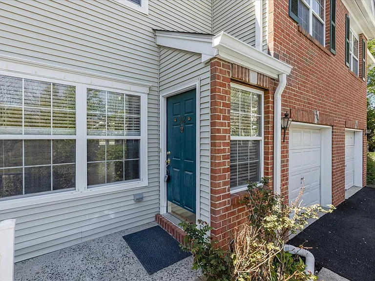 302 Wellington Park Dr — Photo 9