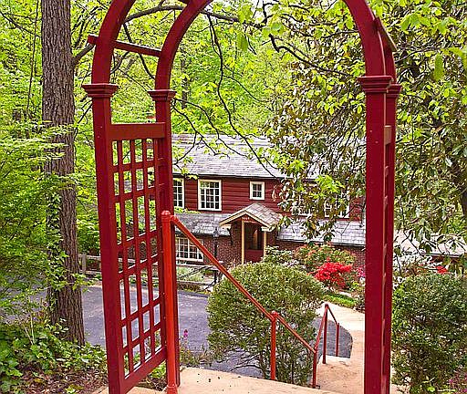 Enter from Edinburgh Lane