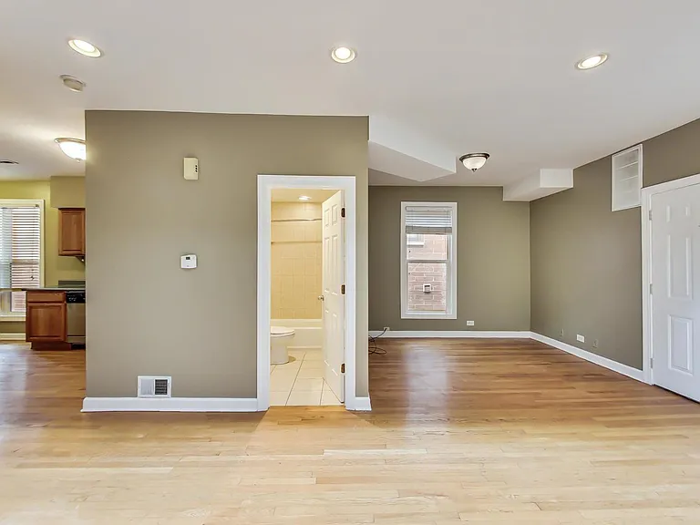 2330 N Greenview Ave #2R — Photo 3