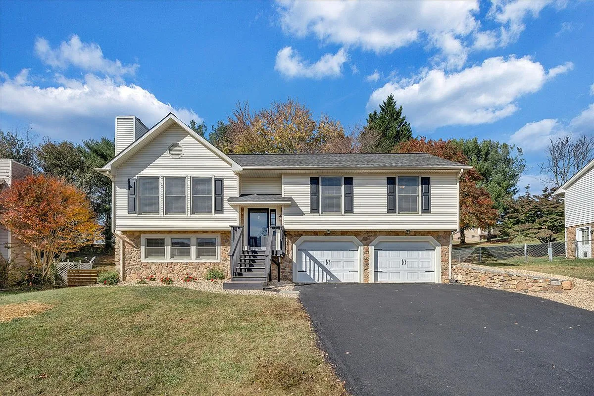 3 bed, 2.5 bath, 1831 sqft, $3,000 — Photo 2
