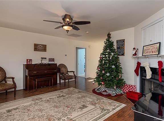 3rd image of 152 Autumn Woods Blvd