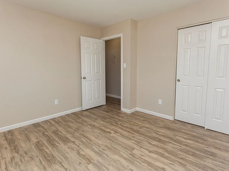 530 Moran St — Photo 16