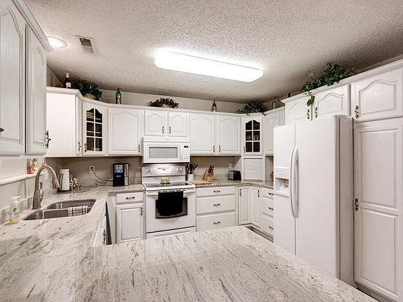 5th image of 300 Oak Grove Ln
