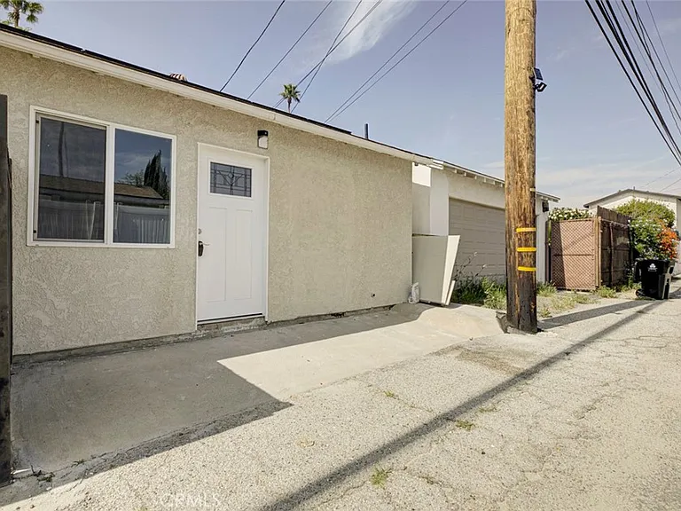 11326 Haskell Ave — Photo 16