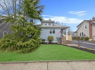 65 W 10th St, Huntington Station, NY 11746