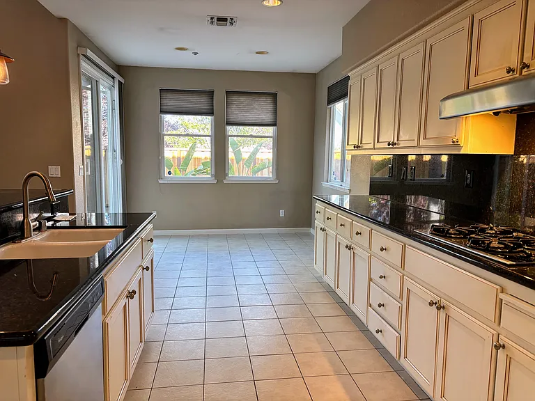 378 Roundhill Dr — Photo 10