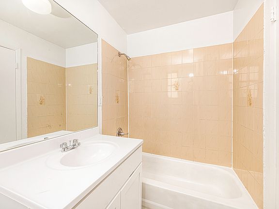 4th image of 239 W 63rd St APT 4A