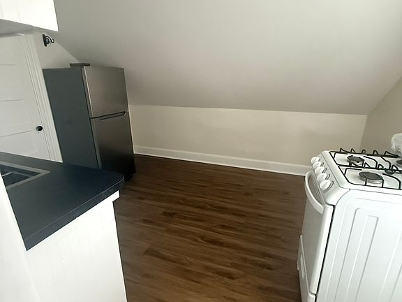 4th image of 33 Colonial Ave #3