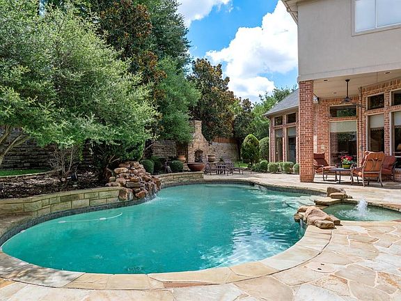 3rd image of 3916 Wood Lake Dr
