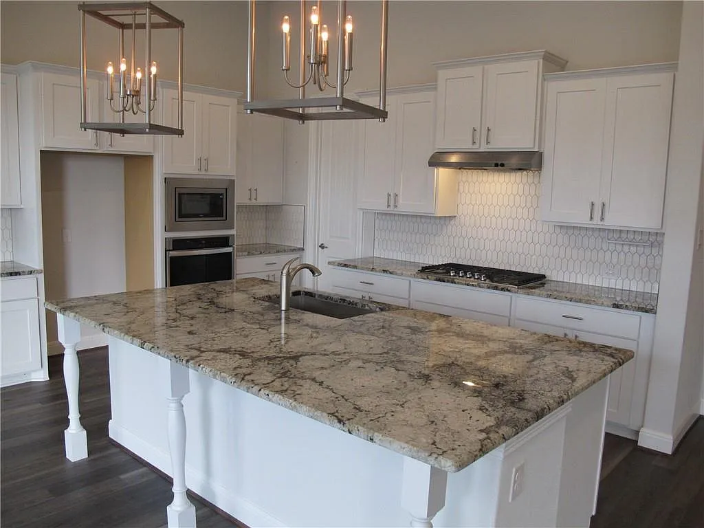 3 bed, 2.0 bath, 2435 sqft, $2,400 — Photo 3