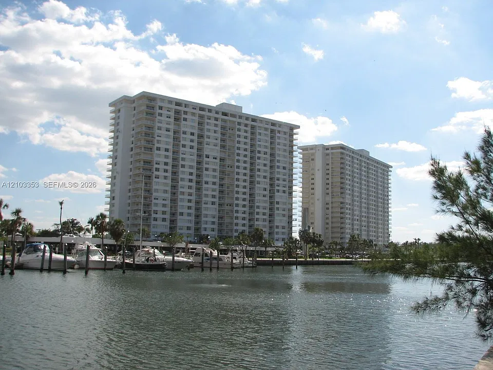 300 Bayview Dr #410