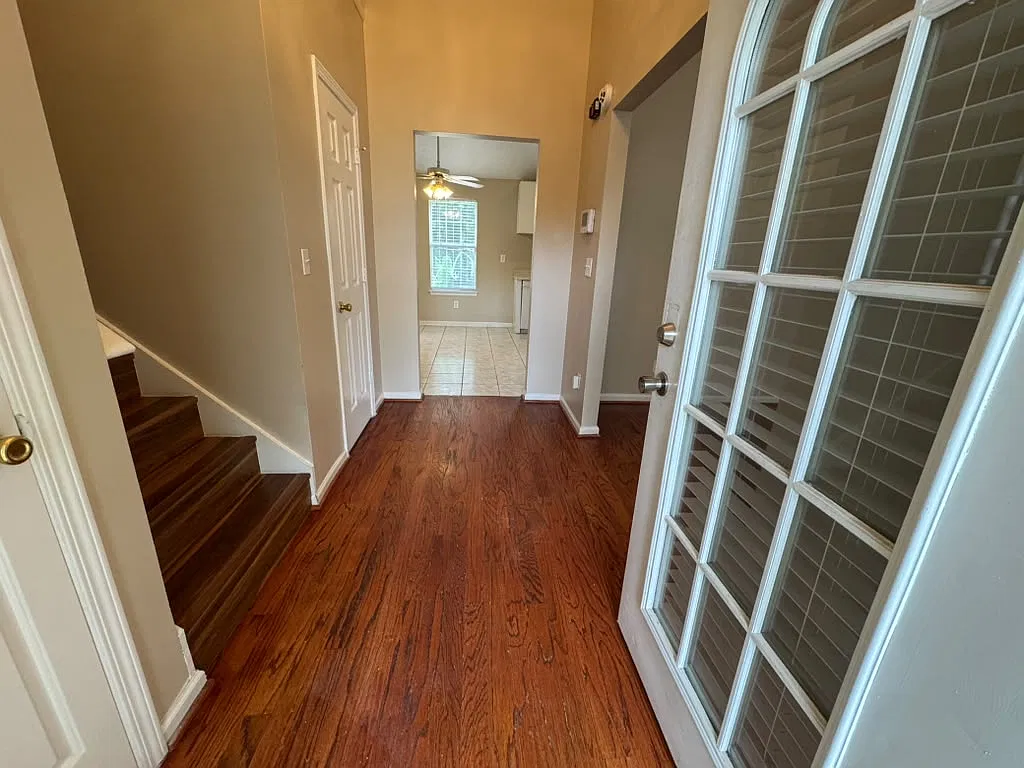 3 bed, 2.5 bath, 2073 sqft, $2,095 — Photo 2