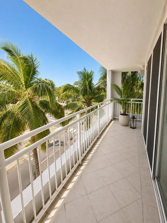 7832 Collins Ave, unit 404 — Photo 1
